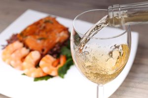 Grab some of the best white wines under 10 dollars for your next date night, happy hour with friends, or a night in alone. Best Affordable White Wines | White Wines | Wine Down #wine #winetips #winedown #whino
