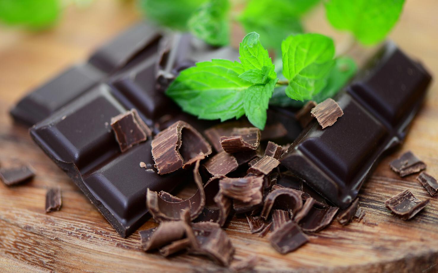 By knowing the health benefits of chocolate you can enjoy sweets in combination with a healthy lifestyle. Everything in moderation, right? #chocolate #health #healthtips #healthyliving #healthylifestyle #nutrition #nutritiontips