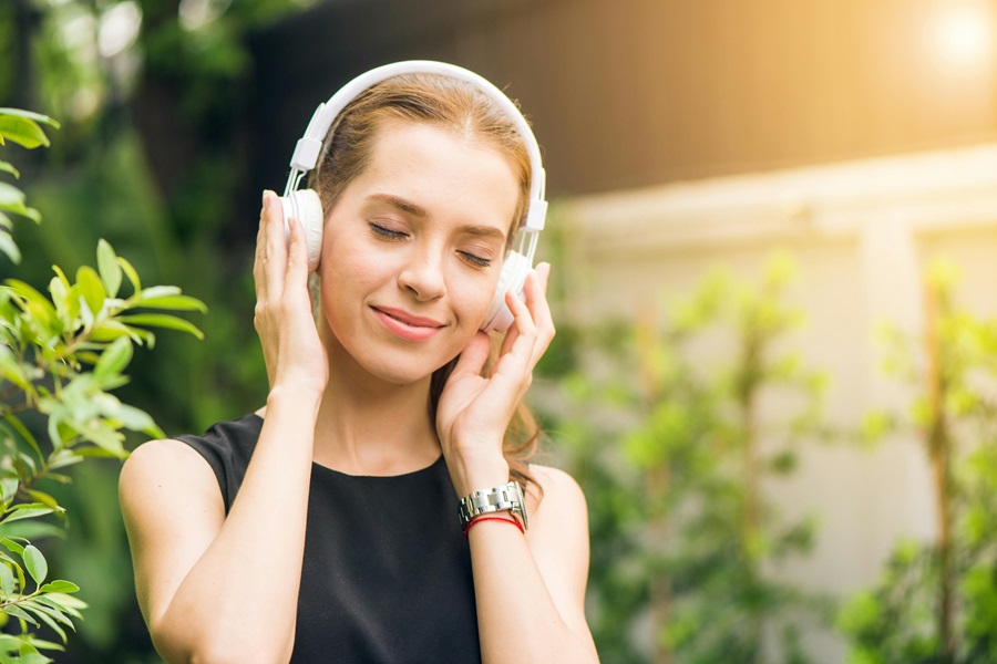 10 Songs to Listen to When you Want to Make a Deal a Woman Listening to Music Using Headphones