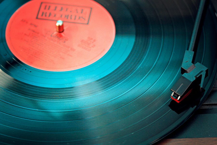 10 Songs to Listen to When you Want to Make a Deal Close Up of a Vinyl Record on a Record Player