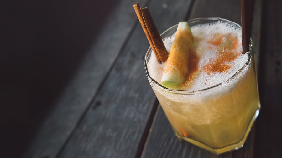 Learn how to enjoy whiskey more with some easy whiskey drinks that just about anyone can make and you may end up with a new favorite happy hour drink. Whiskey | Whiskey Drinks | Whiskey Cocktails #cocktails #cocktailrecipes #happyhour