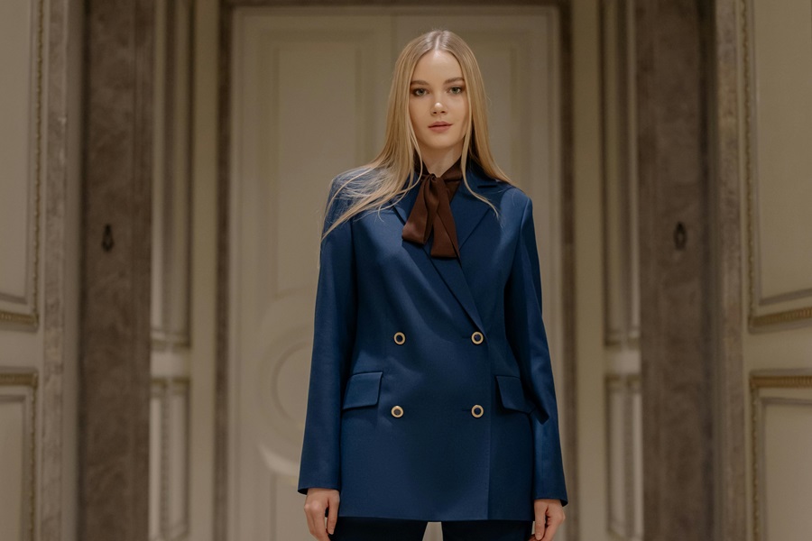 Sexy Ways to Wear a Navy Suit a Woman Wearing a Navy Suit Standing in a Hallway