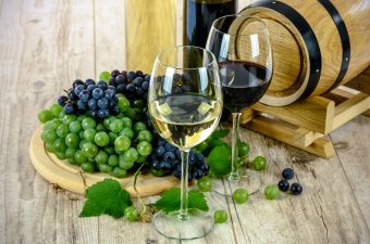 Finding the right wine club to join is a personal decision, but there are many Ponte Wine Club benefits that make wine lovers feel appreciated as they enjoy their wine. Wine Clubs | Best Wine Clubs | Wine Hobbies | Temecula Wine Country #Wine #Winedown