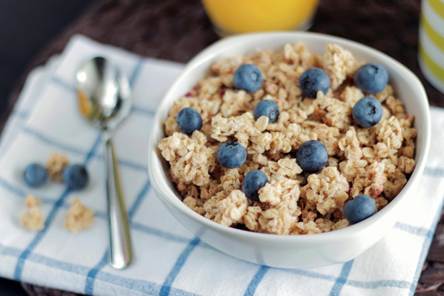 Clean Eating Breakfast Recipes a Bowl of Oats with Blueberries