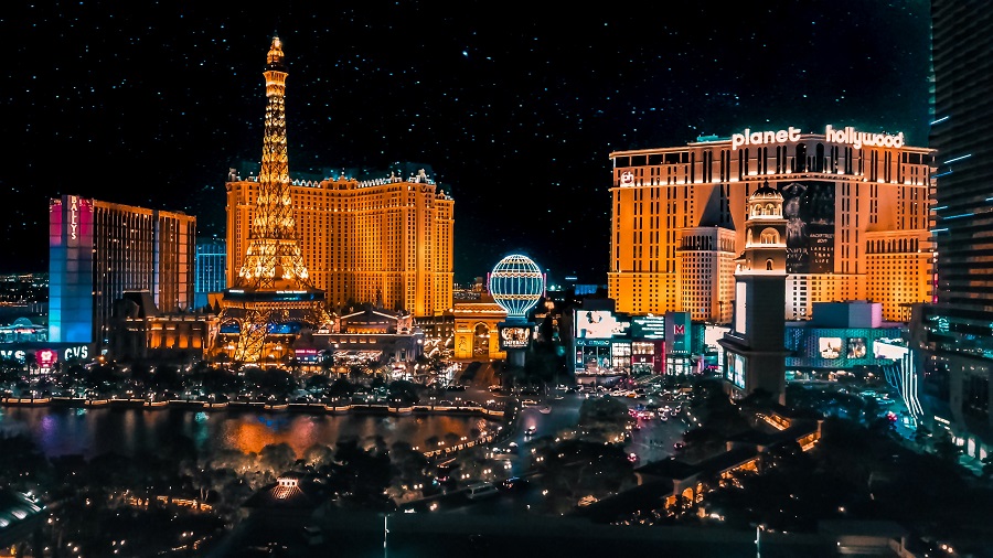 There are many different free things to do in Las Vegas for couples that will help you make the most of your trip to Sin City. Las Vegas Travel Tips | Las Vegas Activities | What to do in Vegas | Things to do in Vegas | Vegas Travel Tips for Couples