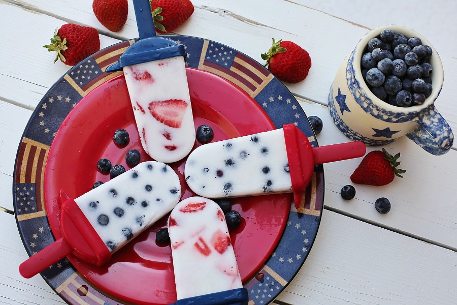 Make the best red white and blue desserts for your Fourth of July party and enjoy them as you watch the night sky illuminate with patriotic colors. Patriotic Dessert Recipes | Fourth of July Recipes | Recipes for the Fourth of July | 4th of July Dessert Recipes | 4th of July Recipes | 4th of July Party Ideas