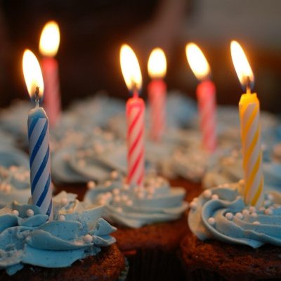 These are some of the best pull-apart cupcake cake ideas for a girl’s birthday party that are not only easy party recipes but impressive as well. Pull Apart Cupcake Cakes | Cupcake Birthday Cakes for Girls | Cakes Made Out of Cupcakes | How to Make a Cupcake Cake for a Birthday | Cupcake Cake Ideas for Girl Birthday