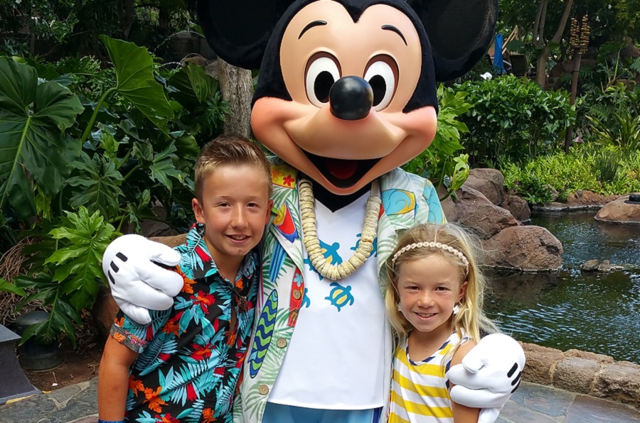 Makahiki Aulani Breakfast Kids Posing with Mickey Mouse
