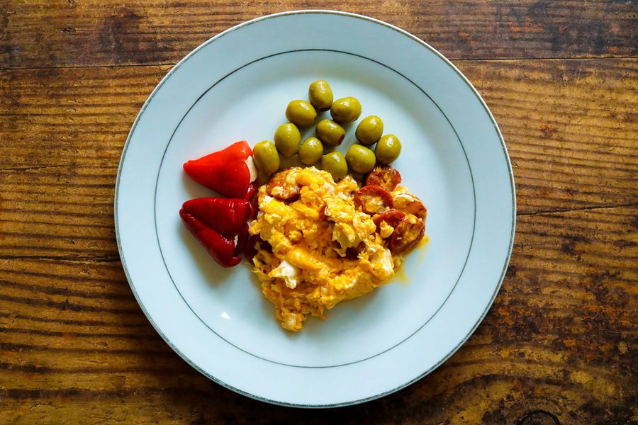 Best Breakfasts For Single Guys a Chorizo Omelet on a Plate with Fresh Strawberries