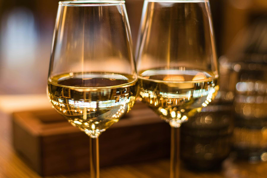 How Long Wine Lasts After Opening Two Glasses of White Wine