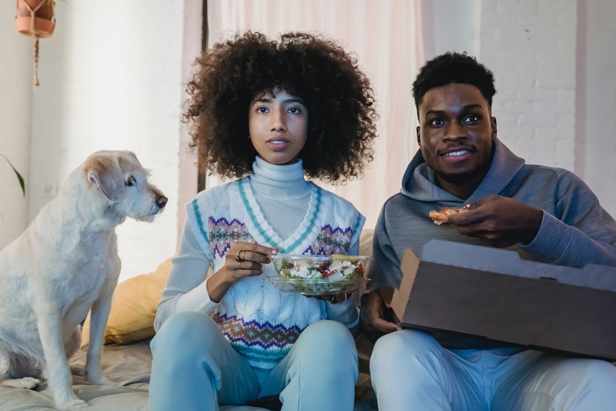 Netflix Shows to Binge Watch as a Couple a Couple Watching TV Eating Popcorn