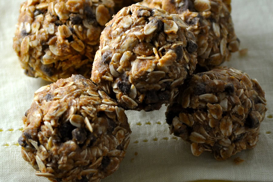 Easy and Healthy Oatmeal Balls Recipes Close Up of a Pile of Peanut Butter Oatmeal Balls