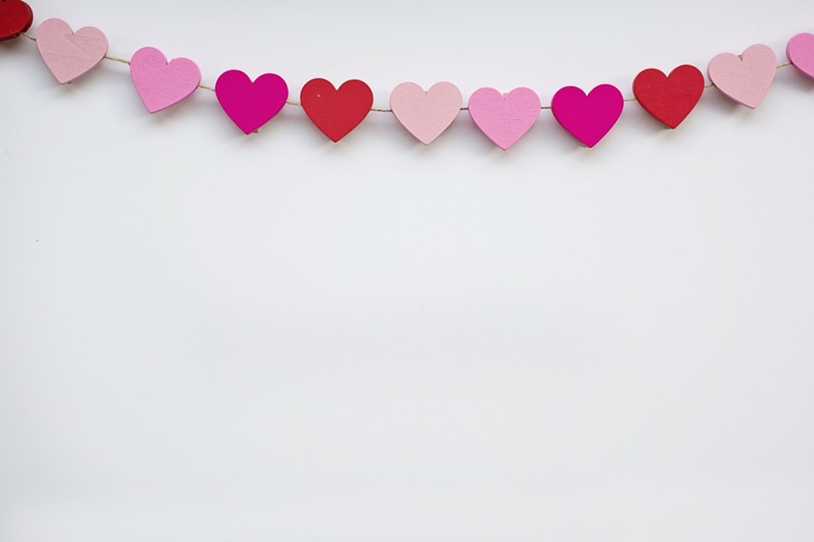 DIY Valentine's Day Decorations for the Home a Banner with Pink and Red Hearts