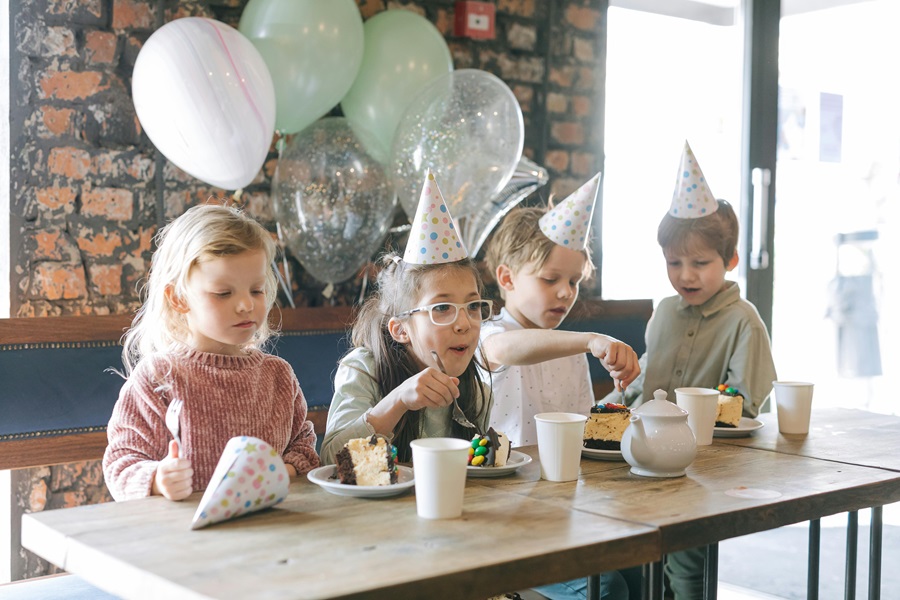 5 Best Restaurants in San Diego to Go to with Kids A Group of Kids at a Table for a Birthday Party in a Restaurant 