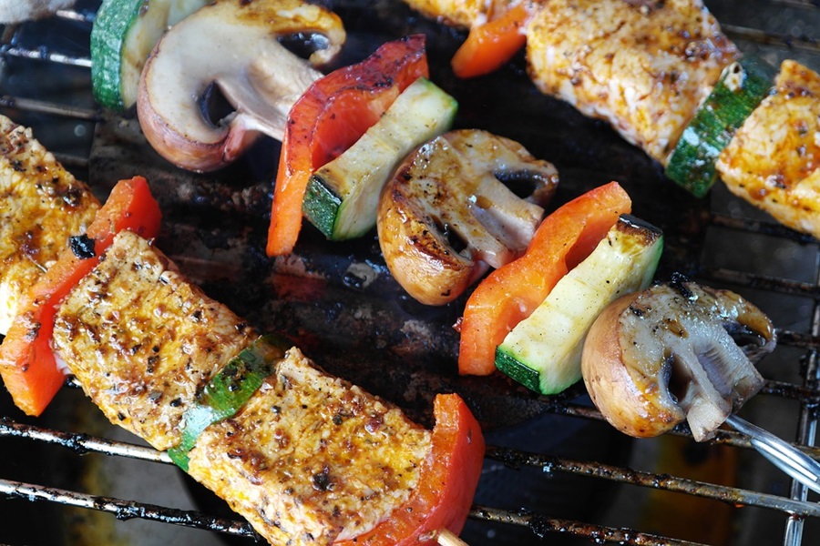 15 Backyard BBQ Drinks for an Outdoor Party Close Up of Veggie Skewers on a Grill