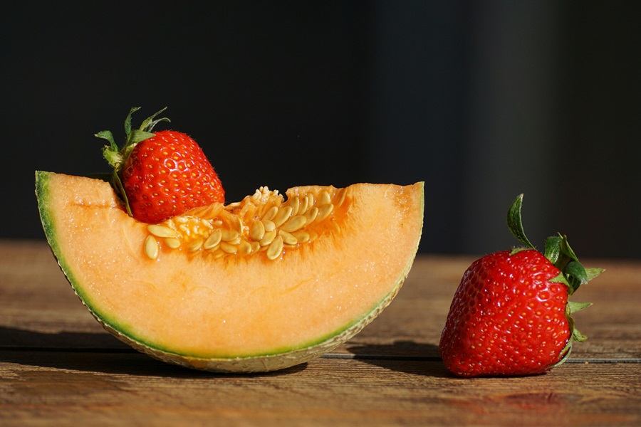 Best Snacks for Weight Loss to Carry with You a Slice of Melon with Strawberries