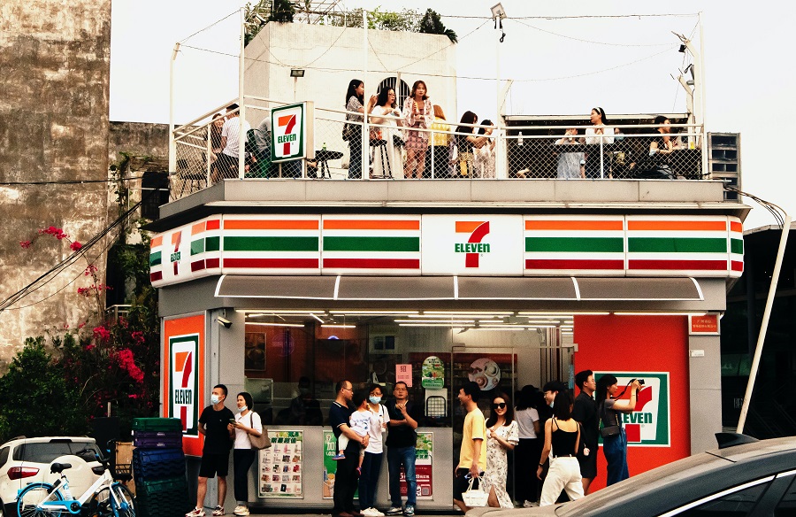 Stranger Things Memes Season 3 View of a 7-Eleven Store from the Outside