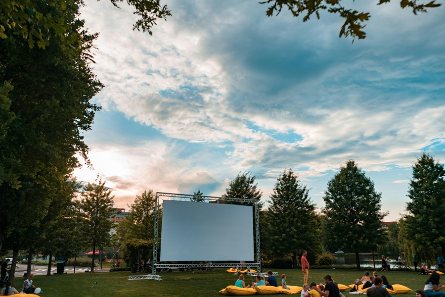 Free Things to do in Orange County a Temporary Movie Screen in a Park Outside with a Crowd Gathering Around
