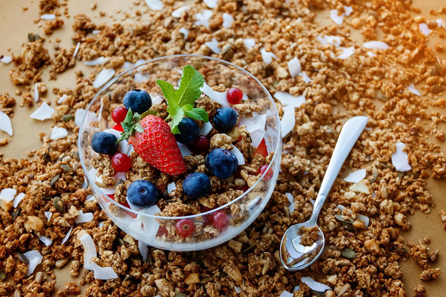 Clean Eating Tips for Beginners a Bowl of Yogurt with Oats and Berries