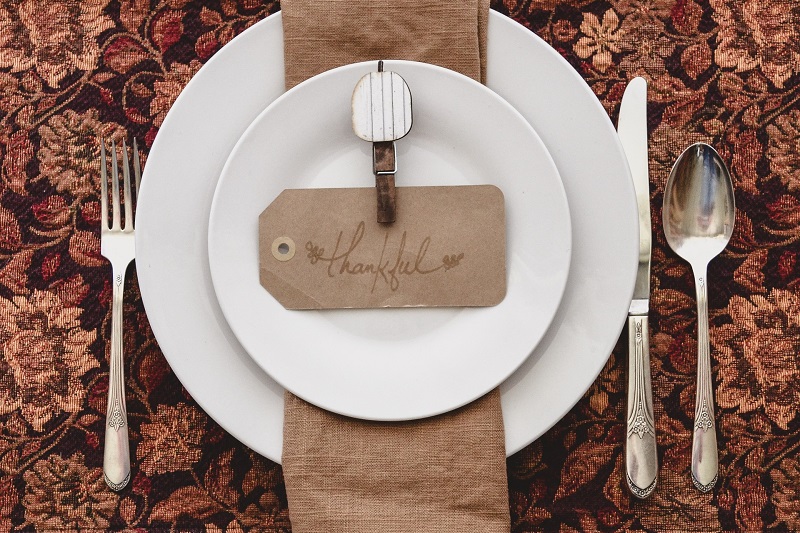 Thanksgiving Letter Board Ideas Overhead View of a Table Setting with a Note That Says Happy Thanksgiving
