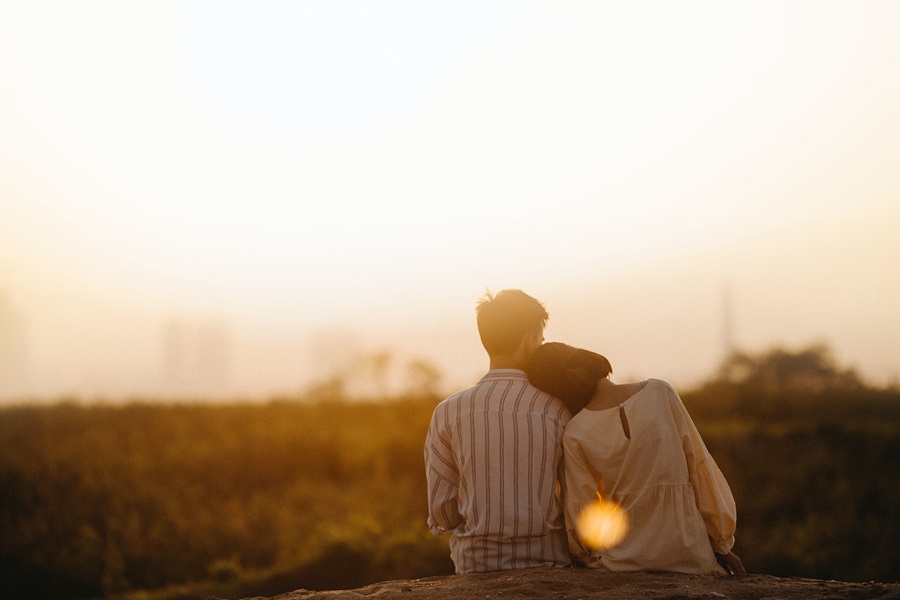 Valentines Photoshoot Ideas a Couple Sitting Together on a hill Watching the Sun Set