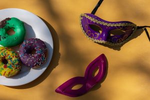 Cheap Mardi Gras Party Decorations | DIY Mardi Gras Decor