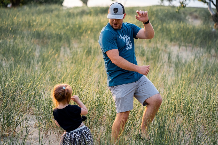 Fathers Day Gift Ideas a Father Dancing with His Daughter in a Field of Tall Grass