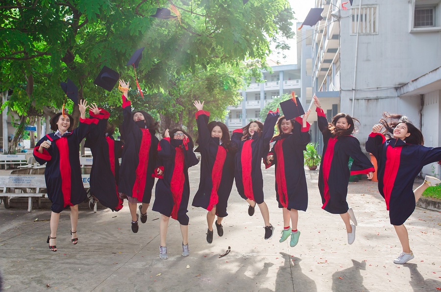 Graduation Gift Ideas a Group of Graduates Lined Up Jumping in the Air