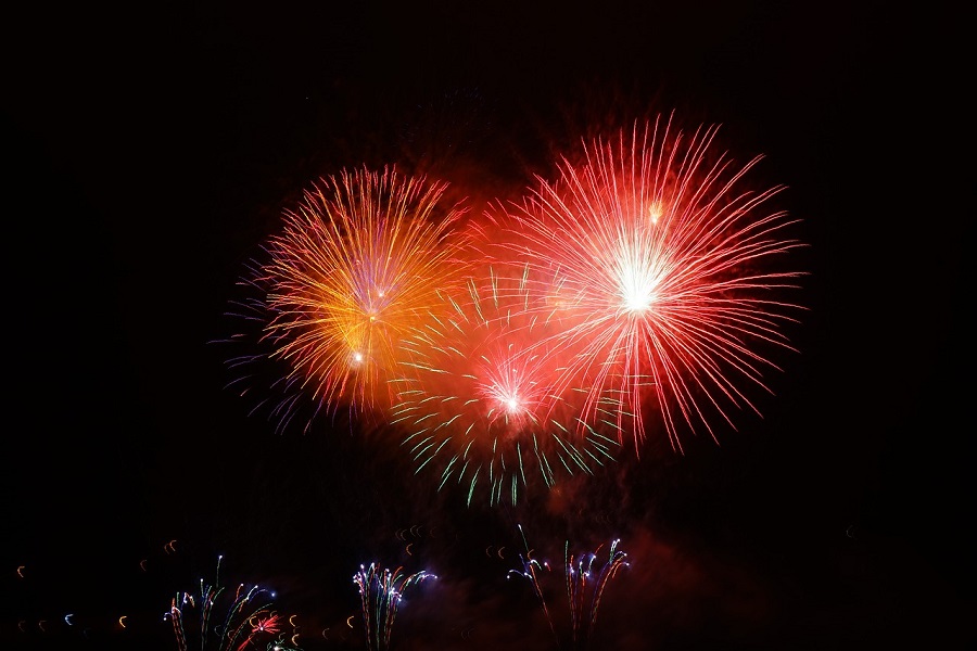 DIY 4th Of July Wreaths Fireworks Going Off in the Sky