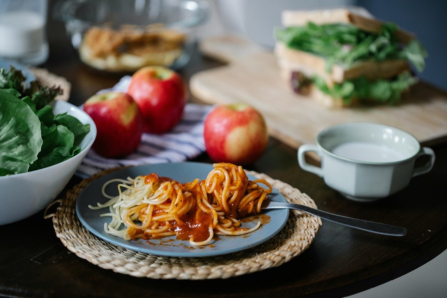 Easy Instant Pot Spaghetti and Meatballs Recipes a Blue Plate of Spaghetti on a Table with a Bowl of Salad and Tomatoes