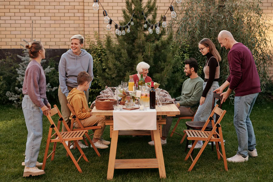 Casual Dinner Party Menu Ideas a Group of People Sitting Around a Table in a Yard