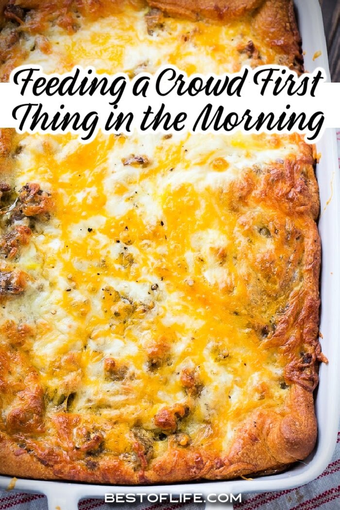 Easy breakfast ideas for a crowd can help you feed family and friends easily when they visit! Make Ahead Breakfasts for a Crowd | Breakfast Party Recipes | Breakfast Recipes for a Crowd | Breakfasts for Large Families