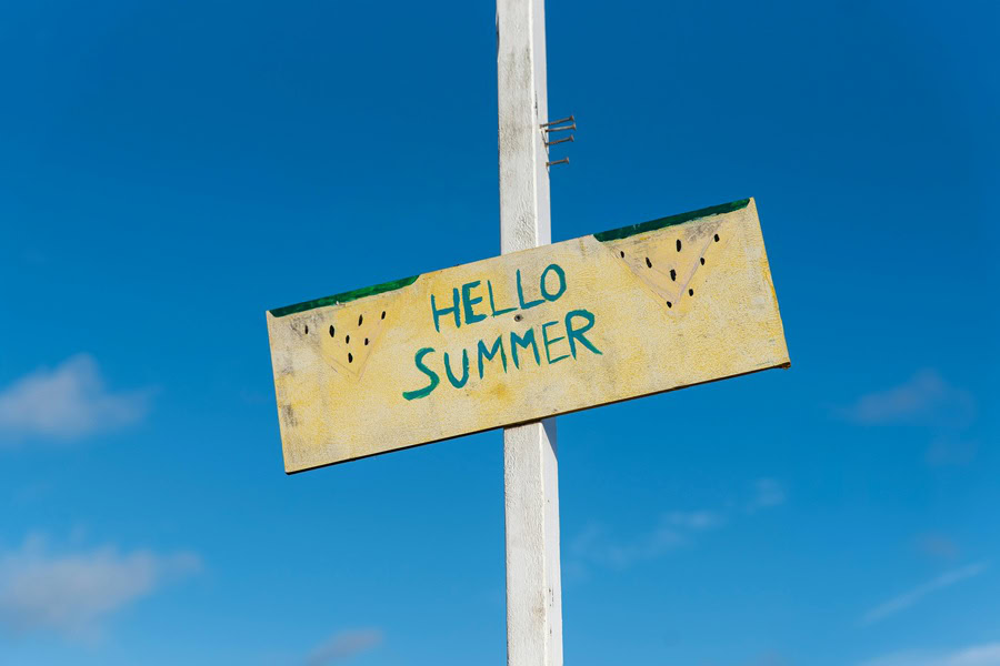 Inspirational Summer Quotes a Sign on a Pole That Says Hello Summer